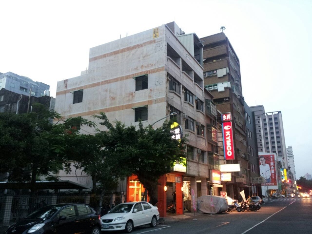 駁二特區，公園、大路、學校旁，超大牆面出租!!