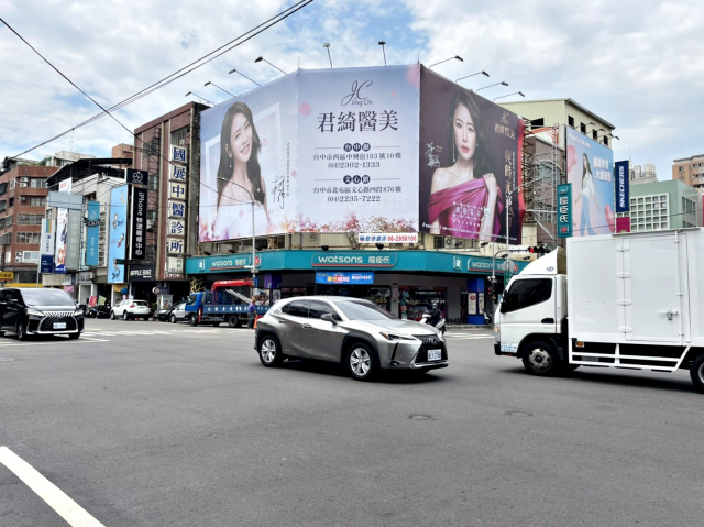 H-0328鐵架廣告塔-台中市公益路和美村路口-屈臣氏上面、勤美誠品、美術館方向廣告看板